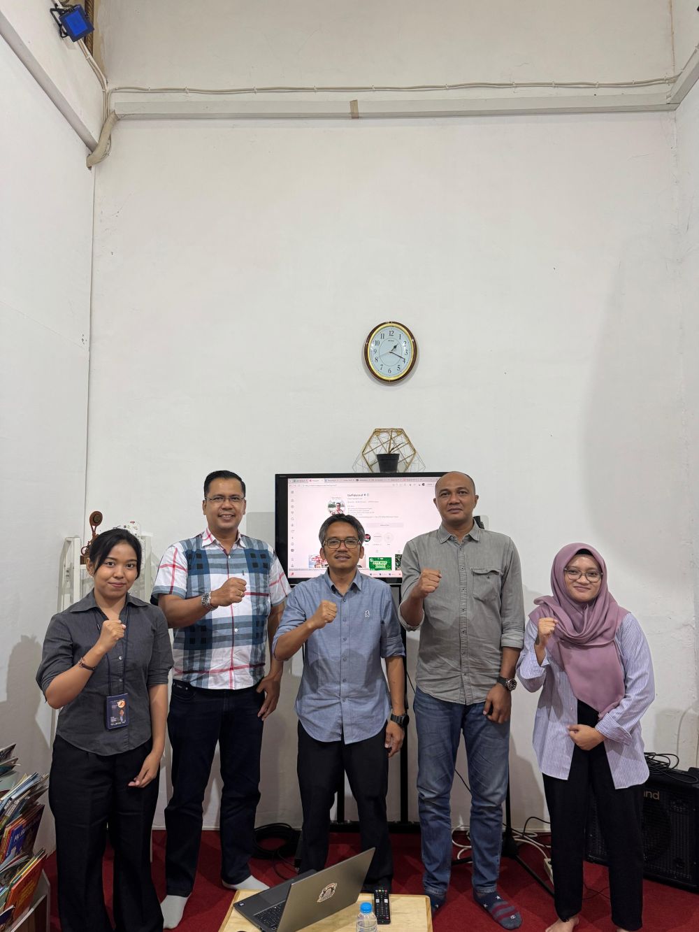 Tim yayasan berfoto bersama mitra seusai diskusi kolaborasi